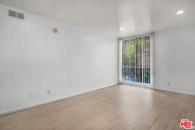 Building Photo - 406 N Oakhurst Dr