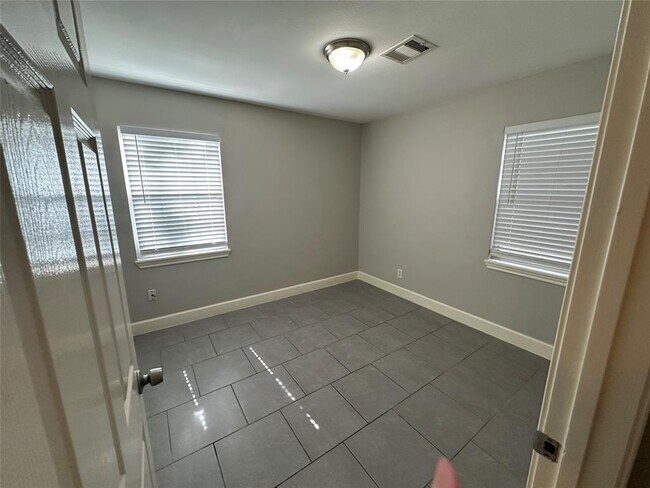 Building Photo - 9329 Chesterfield Dr