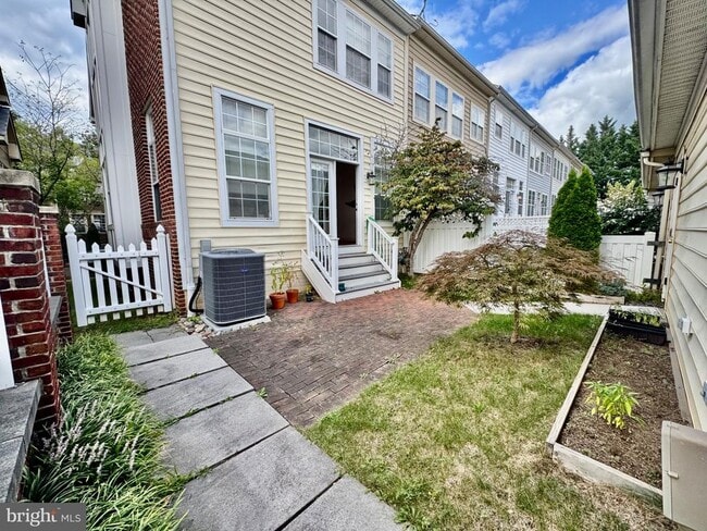 Building Photo - 23517 Gardenside Pl