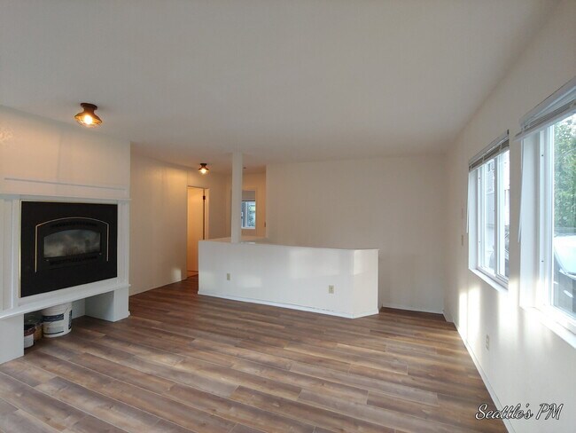 Building Photo - **FREE JUNE RENT**"Spacious 3-Bed Oasis with 2 Full Baths in Prime Seattle Location – 1800 Sq Ft ...