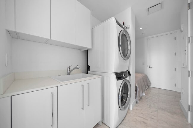 Building Photo - 15701 Collins Ave