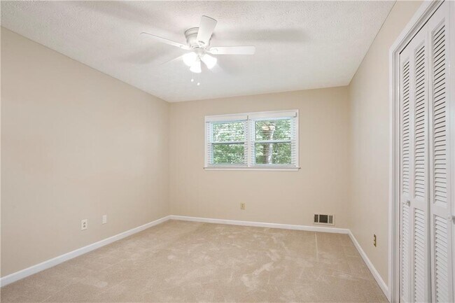Building Photo - 4989 Kingswood Dr