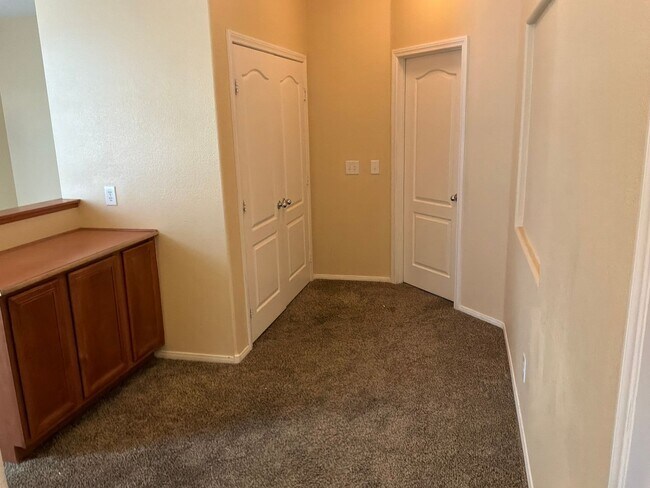 Building Photo - 2 Story 3 bedrooms 2.5 bathrooms