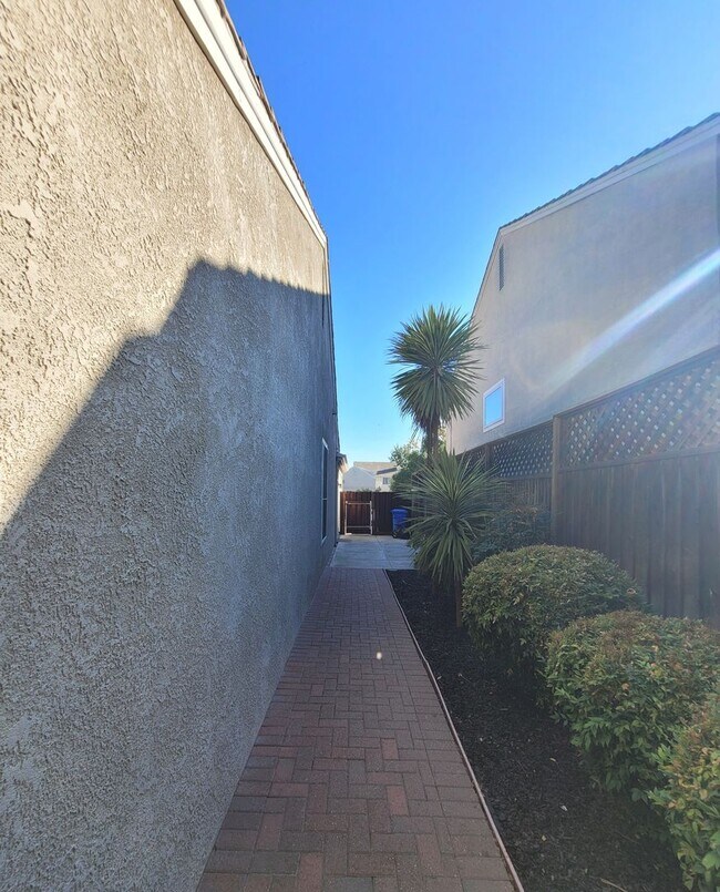 Building Photo - 1095 Crescent Dr