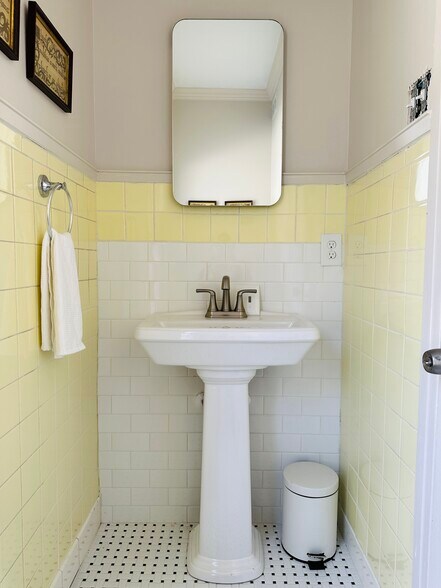 Restored vintage bathroom - 2506 Rosedale St