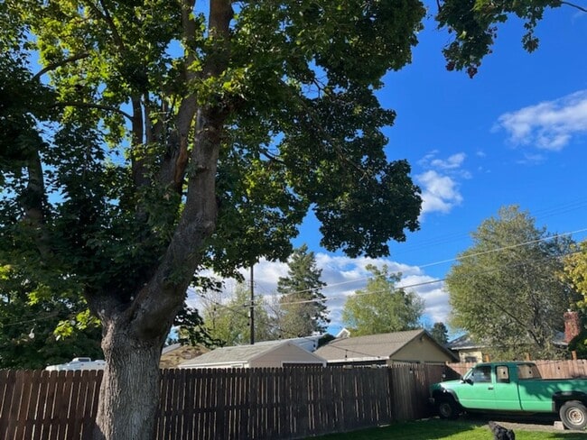 Building Photo - Charming 3 Bedroom 2 Bathroom House!!