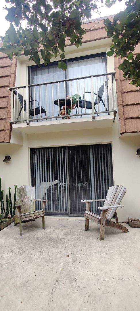 Building Photo - Beautiful 2 bedroom  2.5 bath duplex in qu...