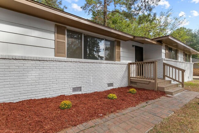 Building Photo - Recently renovated 3 bed 2 bath brick home...