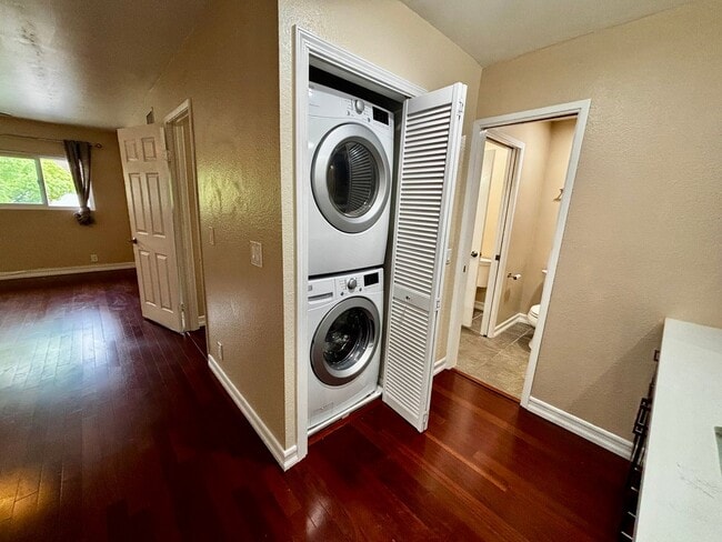Building Photo - Updated and Spacious 2 bed 1.5 bath