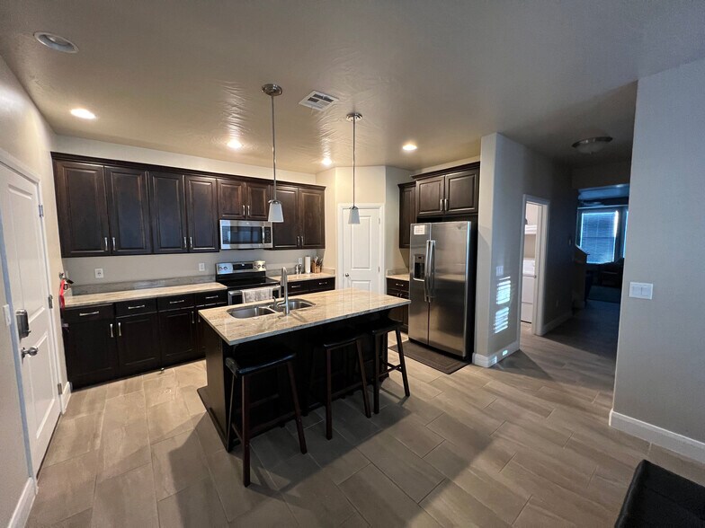 Building Photo - 1911 E Fiesta Ln