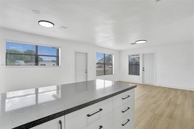 Building Photo - 1960 SW 68th Way