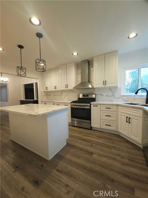 Building Photo - 17423 Burbank Blvd