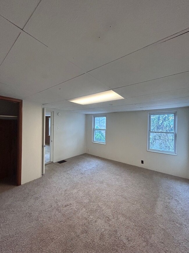 Building Photo - Spacious 2 bedroom 1 bathroom single family home (Marshall-Shadeland)