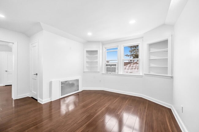 Building Photo - 284 MacArthur Ave