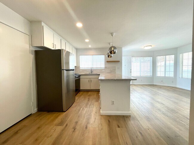 Building Photo - Beautifully Upgraded Apartment in Gated Co...