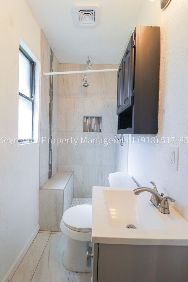 Building Photo - 732 N Victor Ave