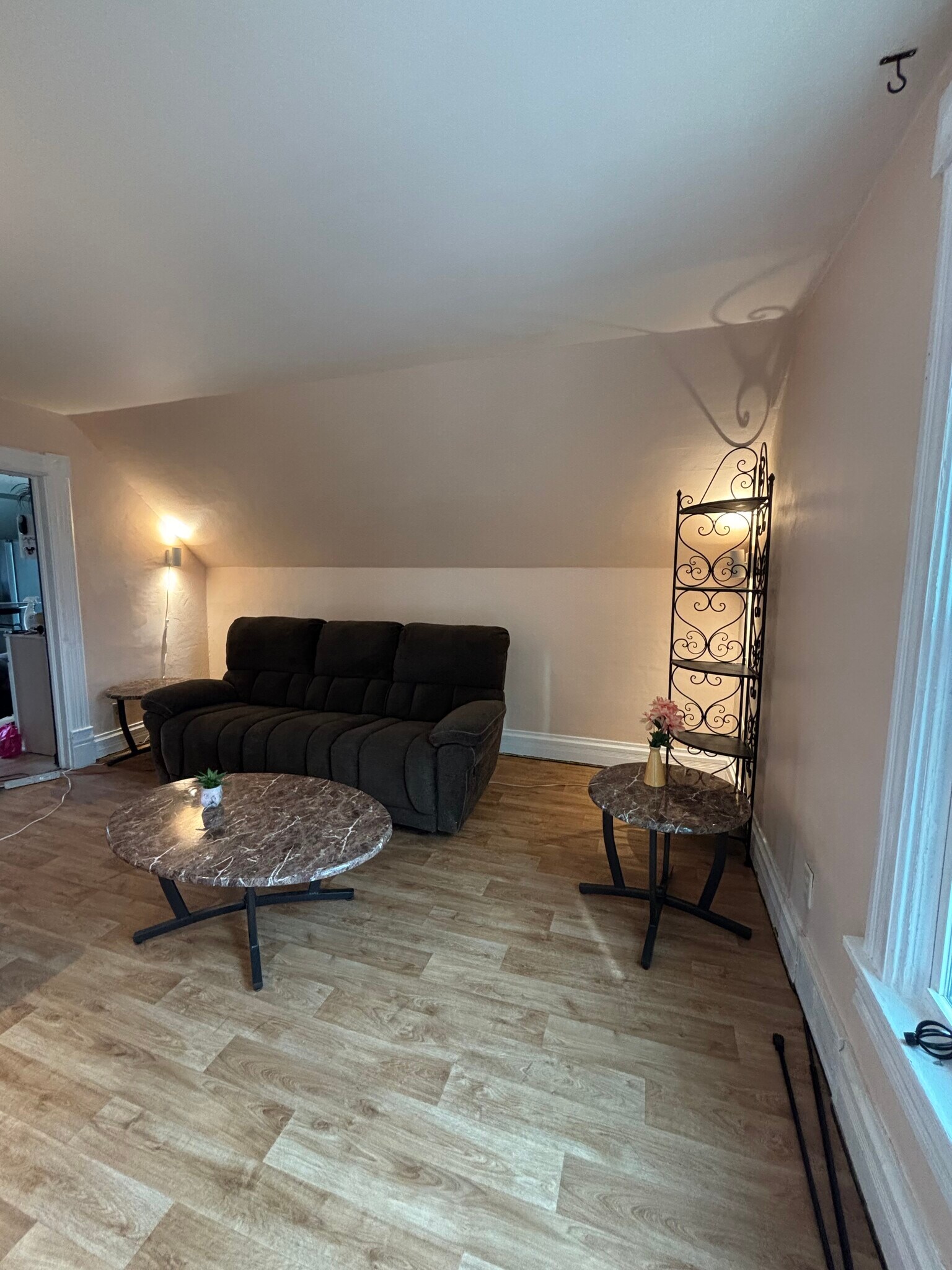 Building Photo - 520 Lawrence Ave