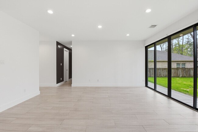 Building Photo - 1530 Primrose St