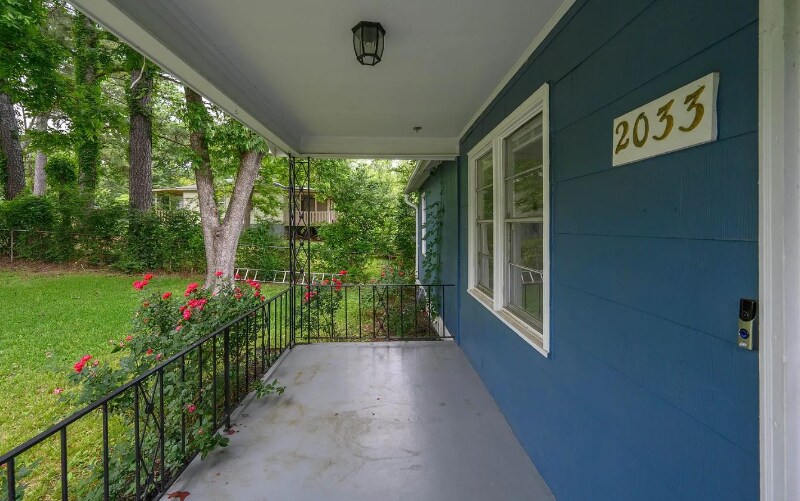 Building Photo - 2033 E Lake Blvd