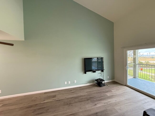 Building Photo - Beautiful Condo on the Beach - Surfside II...