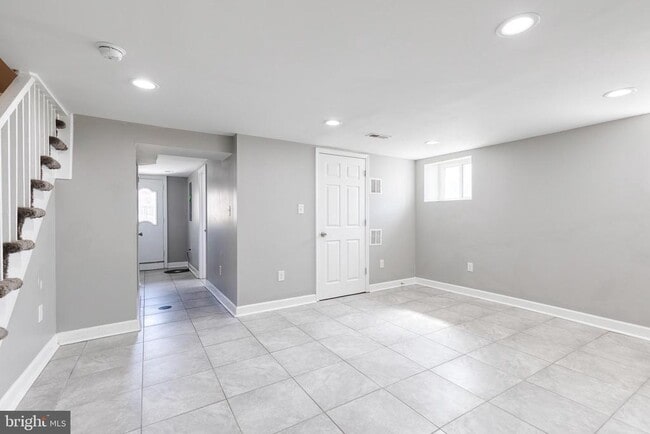 Building Photo - 3501 Woodstock Ave