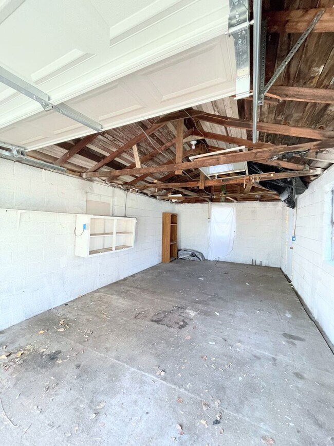 Building Photo - 2 bedroom home with garage