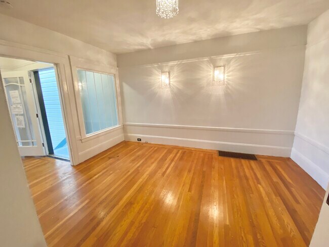 Dining Room - 747 Head St