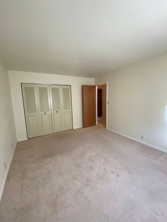 Building Photo - 3 Bedroom Townhome
