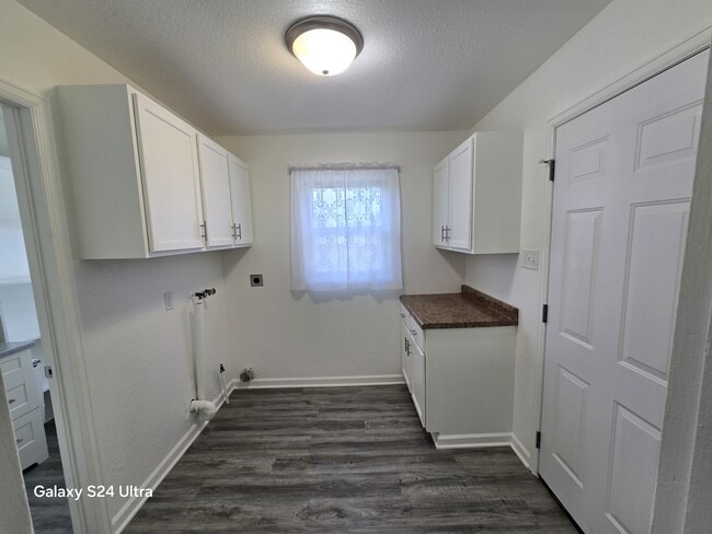 Building Photo - 1906 S Washington St