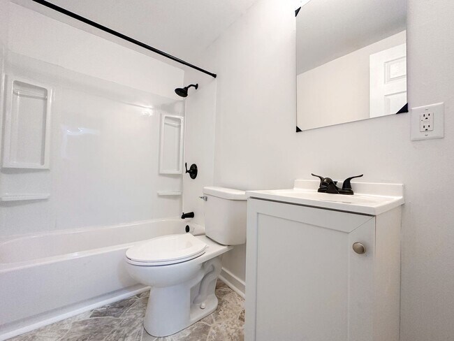 Building Photo - 2833 E Vermont St