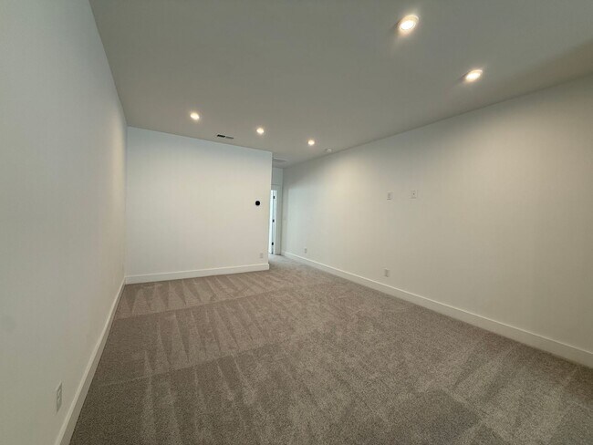 Building Photo - Beautiful 4 Bedroom Single Family Home