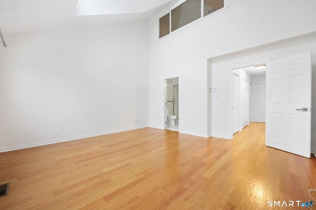 Building Photo - 132 Hope St