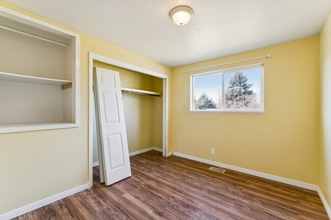 Building Photo - 420 S Five Mile Rd