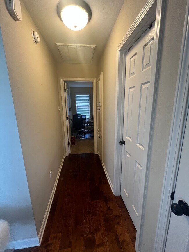 Building Photo - New Listing!