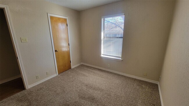 Building Photo - Discover this inviting 3 bedroom, 2 bathroom rental nestled in Cleburne, Texas, offering a spacio...