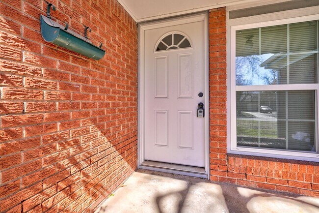 Building Photo - Stunning 3-Bedroom Property / With Shelter