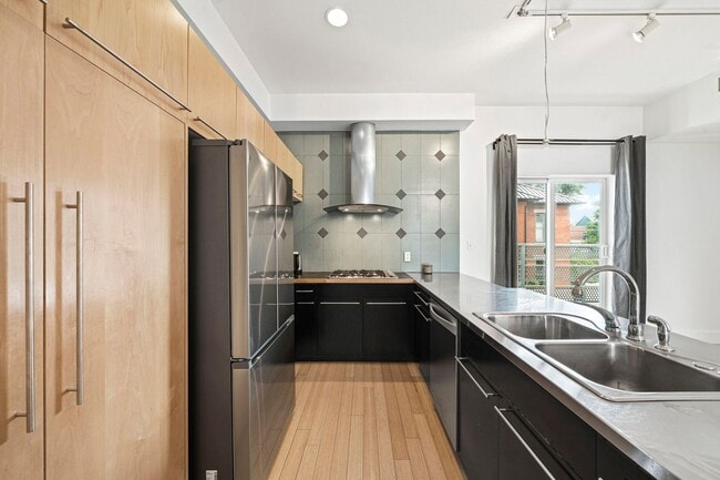 Building Photo - Modern 3BD, 3.5BA Five Points Townhome wit...