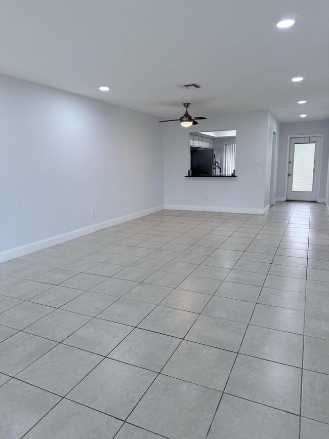 Building Photo - 9640 Oakburst Ln