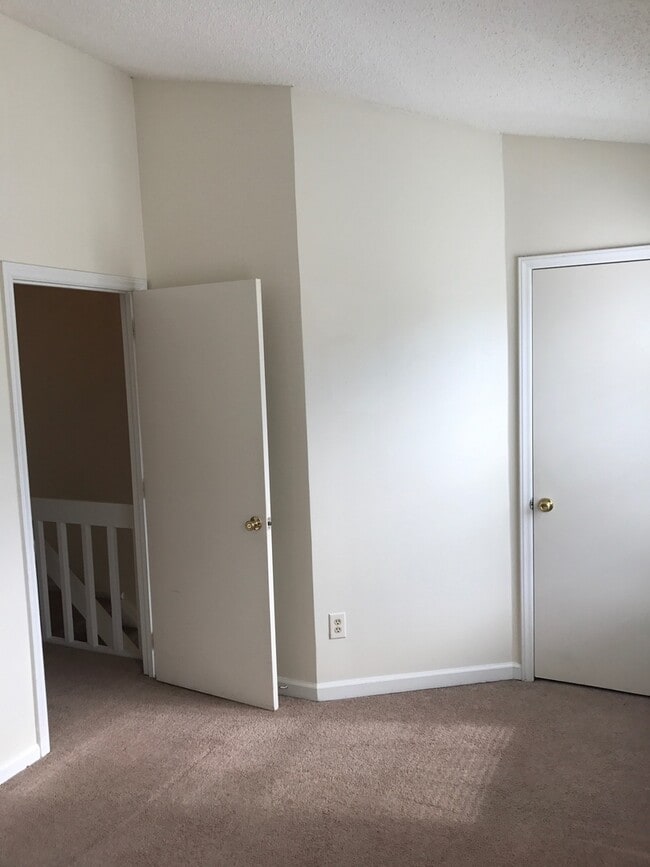 Building Photo - Coming Soon! 2 Bedroom Townhome!