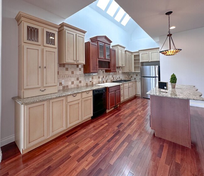 Building Photo - Lakeside Living!