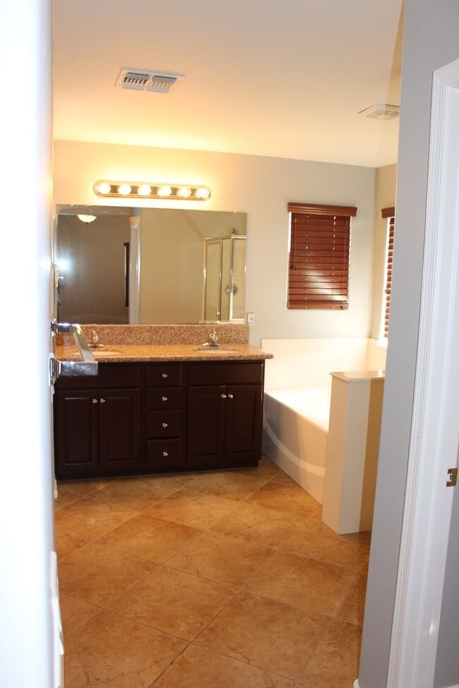 Building Photo - Large 4 bedroom home in Power Ranch