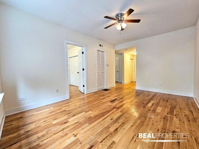 Building Photo - 2 bedroom in CHICAGO IL 60613