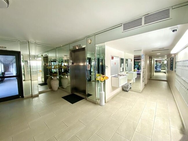 Building Photo - 3000 N Palm Aire Dr