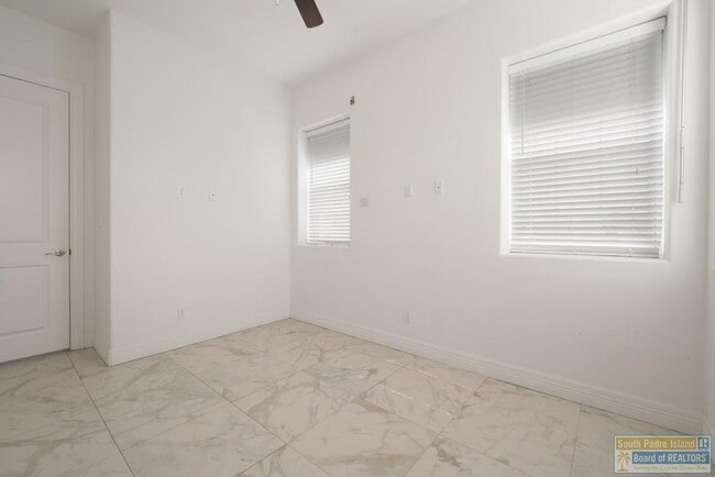 Building Photo - 110 E Retama St