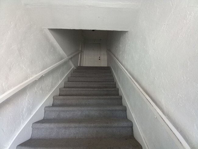Building Photo - $650 - 1 Bedroom 1 Bath Apartment - Heart of the City