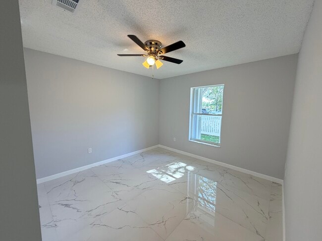 Building Photo - 182 Sparrow Dr