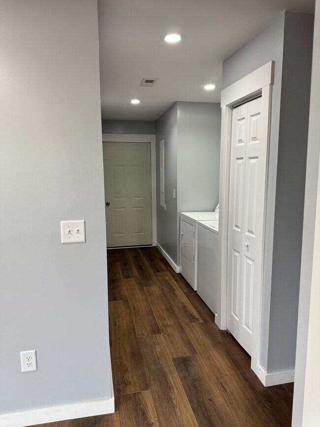 Building Photo - 913 E Myrtle Ave