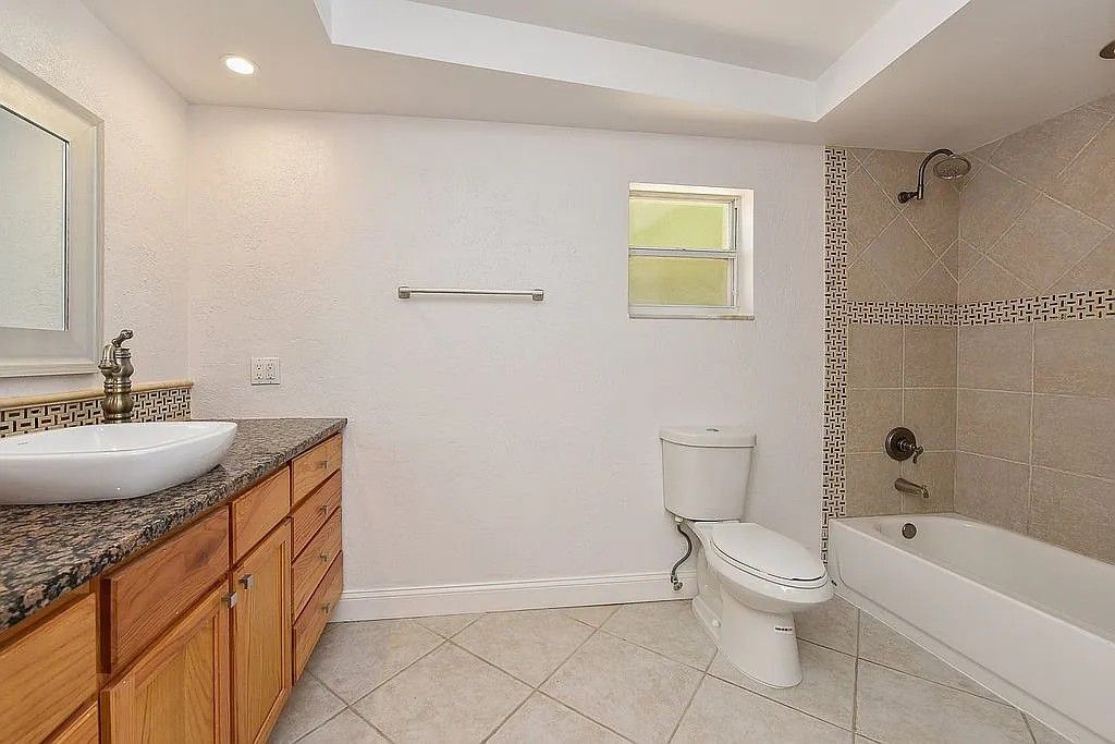 Building Photo - 2608 Sheridan Dr