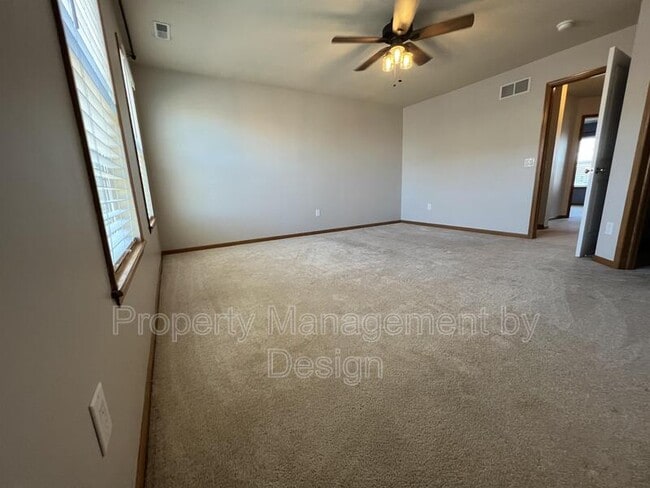 Building Photo - 1005 NE Kamies Ln
