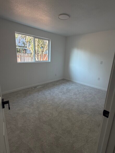 Building Photo - 7563 SE Flavel St